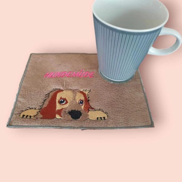 Stickdatei Hund mit Schriftzug Hundemüde