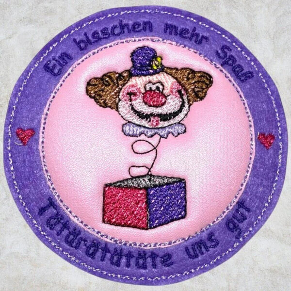 ITH Stickdatei Plakette und Stickdatei Clown in Kiste