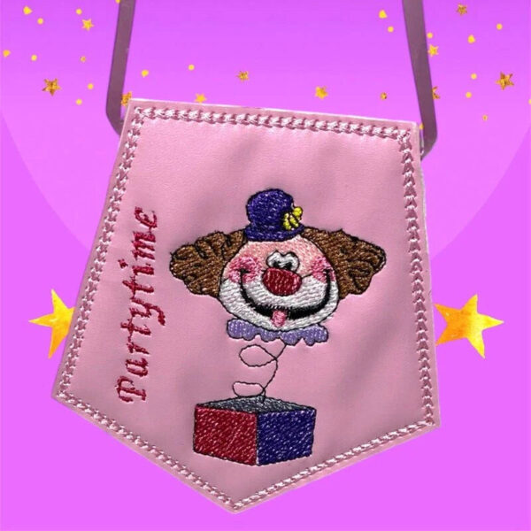 ITH Stickdatei Plakette und Stickdatei Clown in Kiste