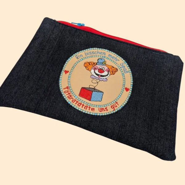 ITH Stickdatei Plakette und Stickdatei Clown in Kiste