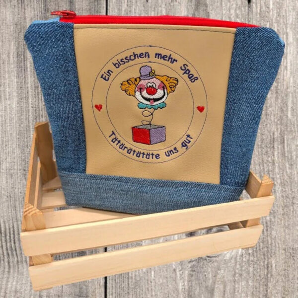 ITH Stickdatei Plakette und Stickdatei Clown in Kiste