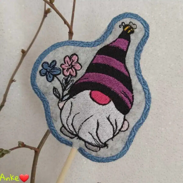 ITH Stickdatei Frühlingswichtel Stabfiguren 🌸 – 4 Motive | 10x10cm