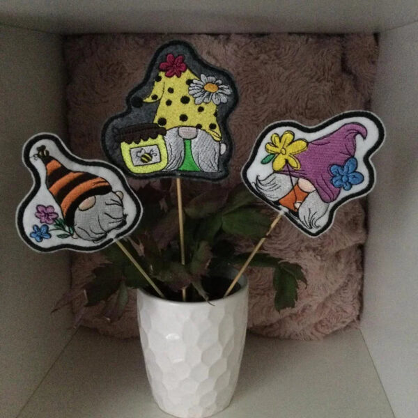 ITH Stickdatei Frühlingswichtel Stabfiguren 🌸 – 4 Motive | 10x10cm