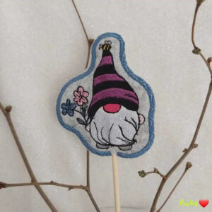 ITH Stickdatei Frühlingswichtel Stabfiguren 🌸 – 4 Motive | 10x10cm