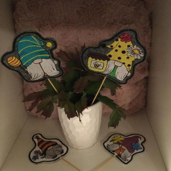 ITH Stickdatei Frühlingswichtel Stabfiguren 🌸 – 4 Motive | 10x10cm