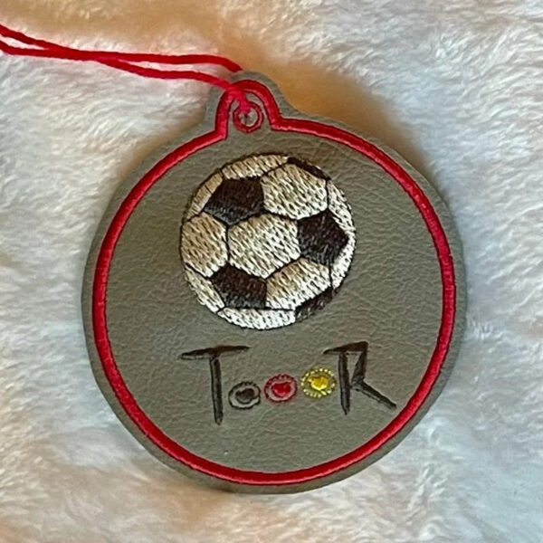 ITH Fußball Stickdatei – 3 Größen + Anhänger