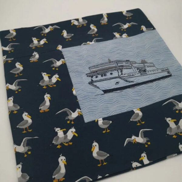 Stickdatei Fähre – Maritimes Scribble-Design