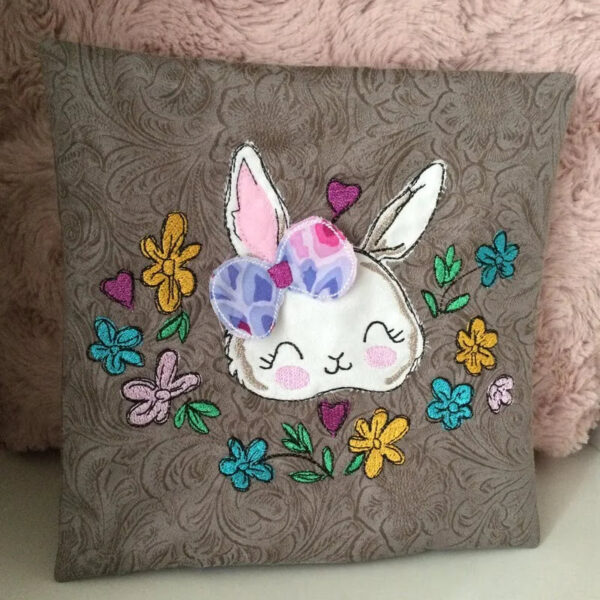 Stickdatei Hase mit Blumen Applikation