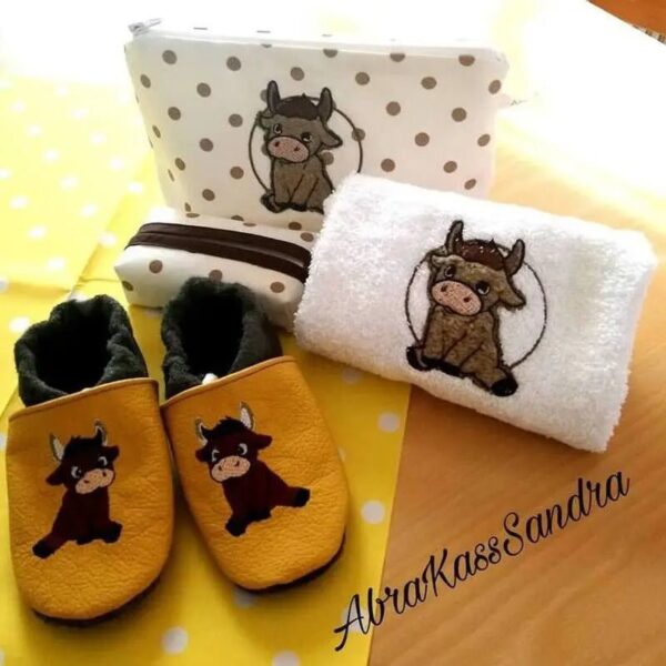 Stickdatei Kuh Elsa – Süße Kuh Vollstick für Babypuschen & mehr | stiXXie