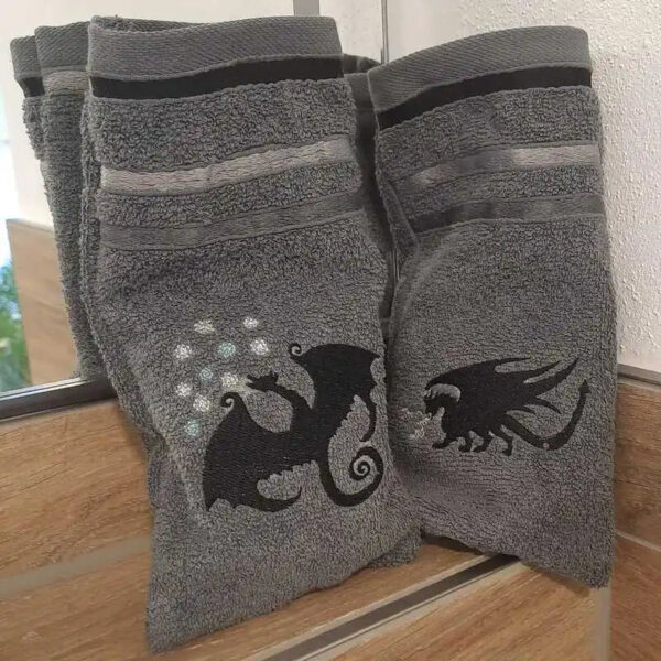 Stickdatei Schattendrachen Jahreszeiten