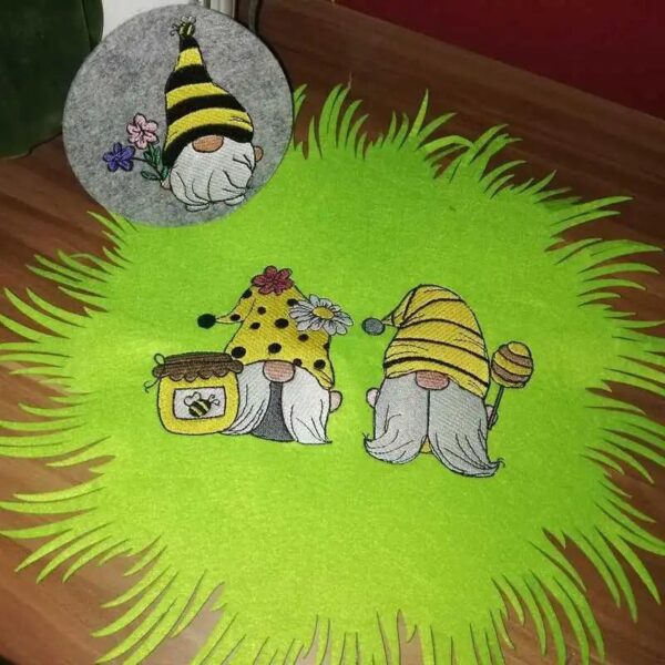 Frühlingswichtel Stickdatei 🌸 – 4 Motive | Vollstick 10x10cm