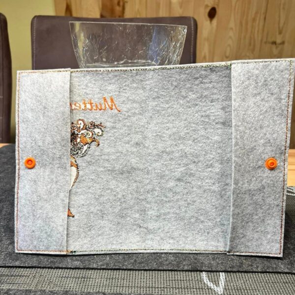 ITH Stickdatei Mutterpasshülle Bundle mit Dekoren