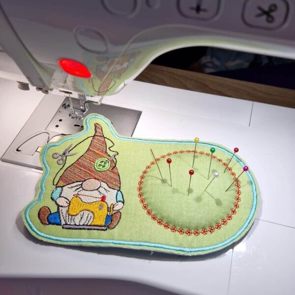 ITH Stickdatei Nadelkissen Nähwichtel