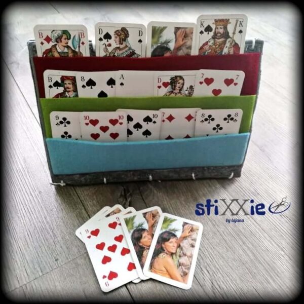 241218752_990877565098400_9160877522560623462_n.jpg ITH Stickdatei Spielkartenhalter 3-teilig von stiXXie by lajana