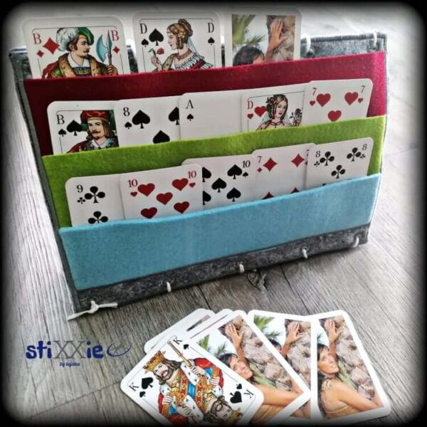 241364623_990877635098393_4936824898325721377_n.jpg ITH Stickdatei Spielkartenhalter 3-teilig von stiXXie by lajana