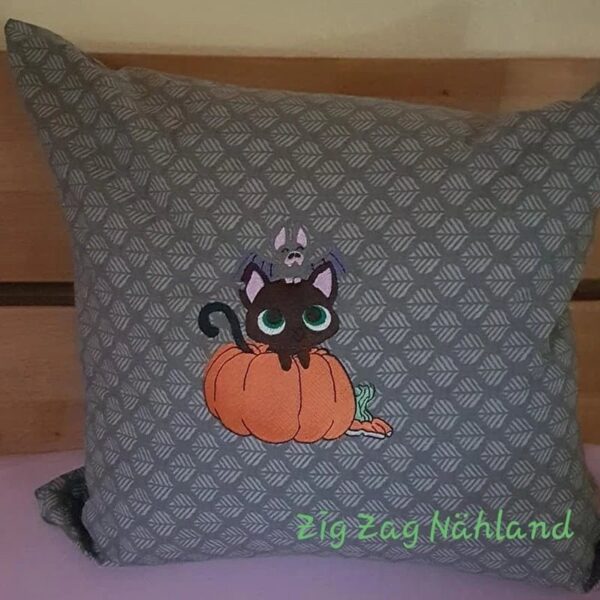 stickdatei-halloween-kurbis-katze-fledermaus-von-stixxie-by-lajana-246890.jpg Stickdatei Halloween Kürbis, Katze, Fledermaus von stiXXie by lajana